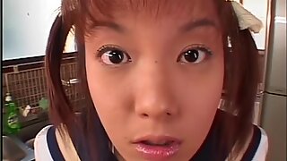 Pieni japanilainen koulutyttö mälli katettu - japanilainen bukkake orgiat
