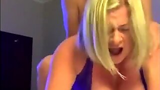 Hartes Eindringen in das Arschloch einer verrückten und sexy Blondine