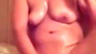 Milf si masturba due dildo