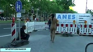 Nebună Nicole Vice se distrează pe străzile publice
