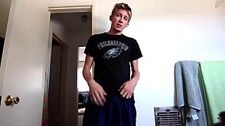 Ung mormon pojke tar av sig sina boxare