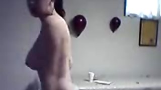 Storbarmet teenager pige dansene på webcam