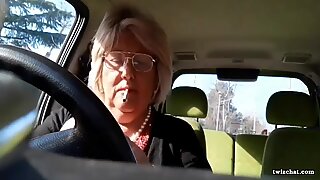 Talianky babička masturbuje v jej auto