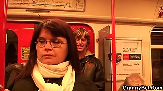Dia menghampiri Awek Matang Gadis di Metro